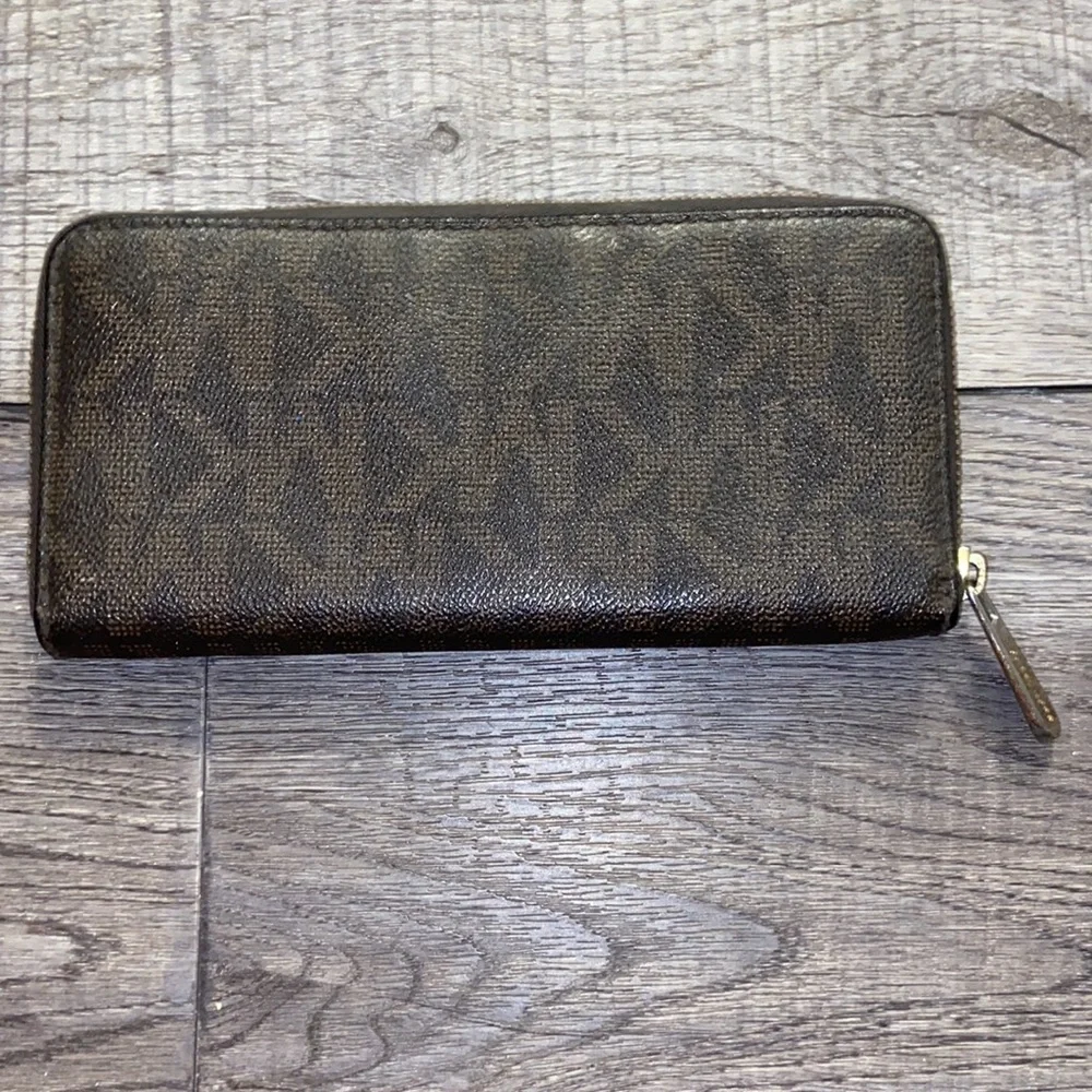 Michael Kors Long Zip Wallet - Picture 2 of 7